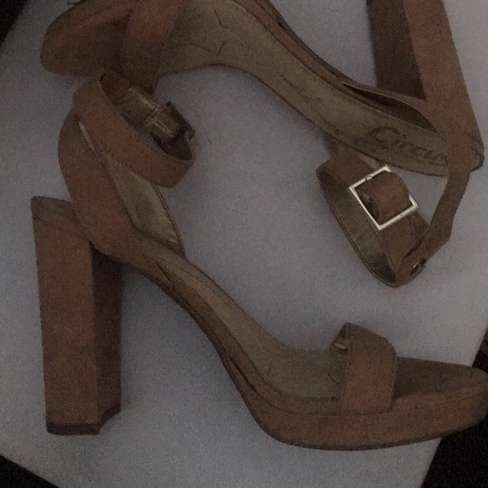 Nude Heels . - Picture 3 of 3
